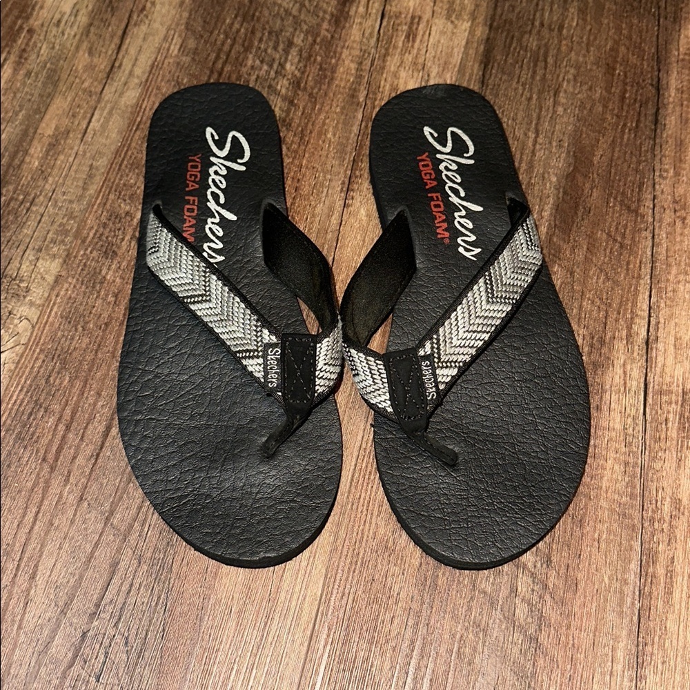 Skechers Yoga Foam Flip Flops size 7 EUC - Picture 1 of 3